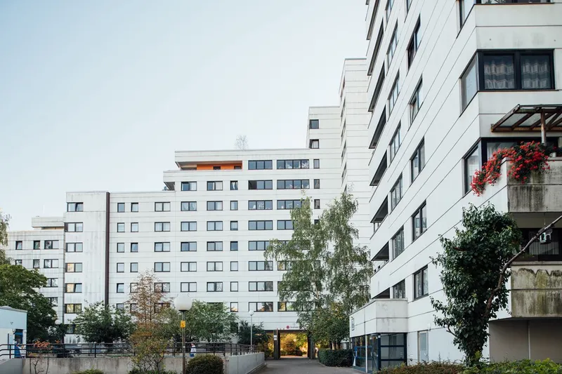 Für Mieter mit Ideen: renovierungsbedürftige Wohnung mit großzügiger Terrasse! — photo 1